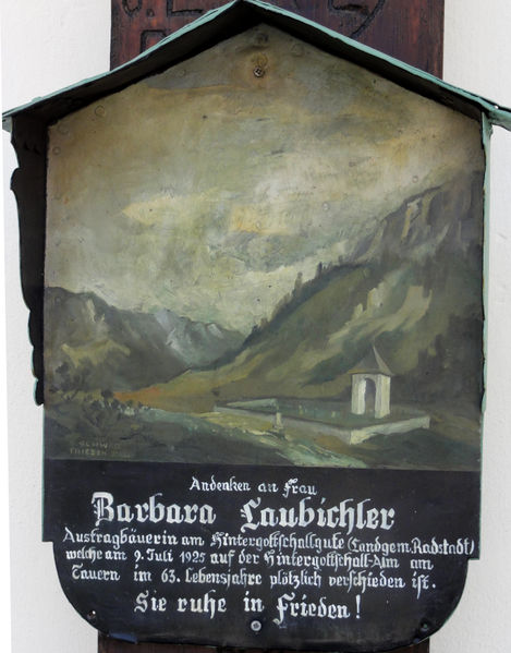 Datei:Andenkentafel am Friedhofskreuz.jpg
