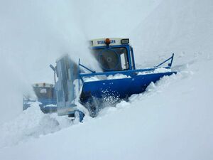 Grossglockner Hochalpenstrasse Schneeraeumung 2013 35.jpg