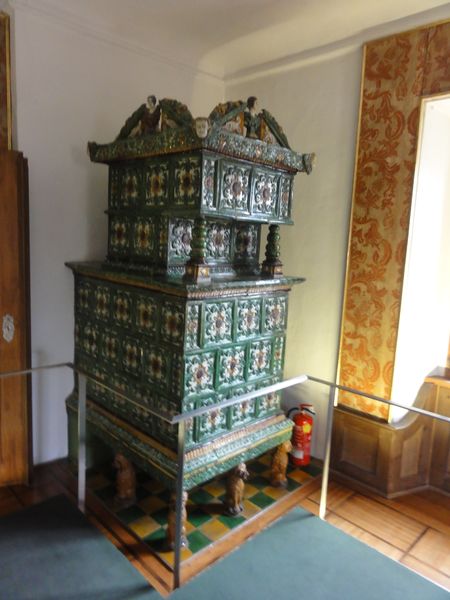 Datei:Prachtvoller Kachelofen im Obergeschoß des Museums.JPG