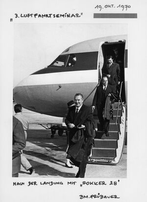 Fokker F 28 Salzburger Flughafen Hans Heinrich Welser.jpg