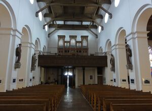Stadtpfarrkirche Saalfelden, Innenansicht vom Altar aus.jpg