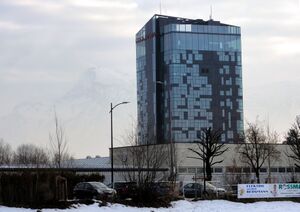 Hotel Cool Mama, dahinter der Untersberg.jpg