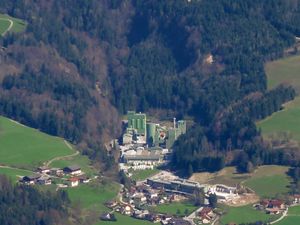Moldan-Gipswerk, Ansicht vom Roßfeld aus.jpg