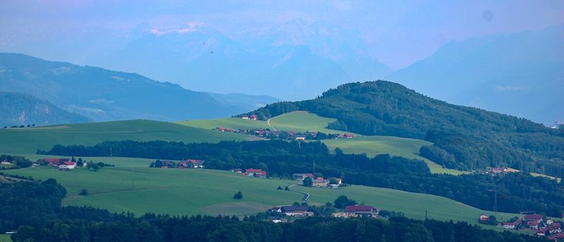 Datei:Voggenberg-Kuppe aus Haunsbergsicht.jpg