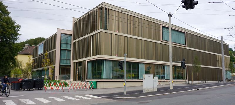 Datei:Campus Gnigl, straßenseitig.jpg