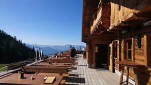 Enzianhütte, Terrasse, Südseite.JPG