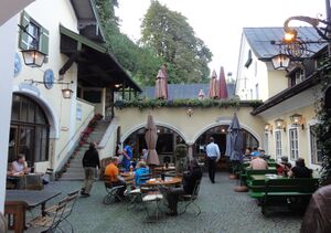 Im Gastgarten des Berchtesgadener Bräustübls.jpg