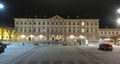 Schloss Mirabell bei Nacht, Ansicht von der Andräkirche aus.jpg
