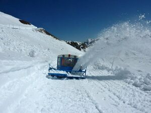 Grossglockner Hochalpenstrasse Schneeraeumung 2013 116.jpg