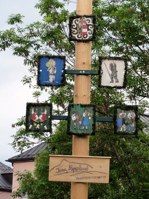 Maibaumbeschilderung beim Petersbrunnhof.JPG