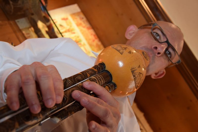 Datei:Musikinstrumente-Museum der Völker 15.jpg