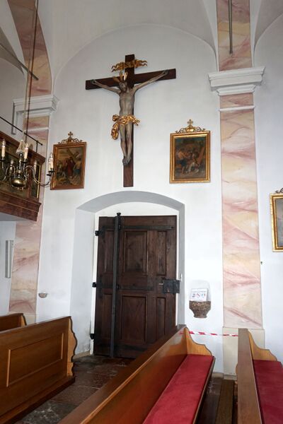Datei:Nördliche Kirchentüre in der Pfarrkirche Hallwang.JPG