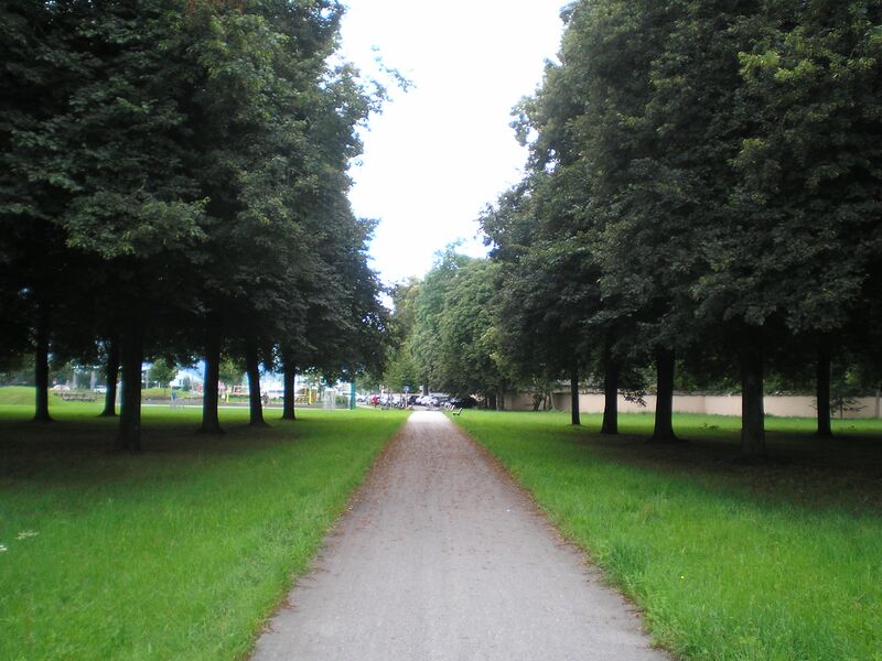 Datei:Spielplatz vor den Mauern des Kleßheimer Schlossparks.JPG