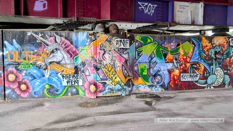 Datei:2025 07 27 Urstein Autobahnbrücke Sgraffito 02.jpg