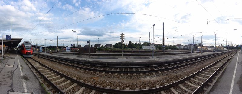 Datei:Bahnhofspanorama in Freilassing.jpg