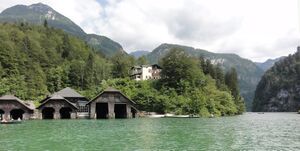 Bootshütten und das Cafe Malerwinkel am Nordufer des Königssees.jpg