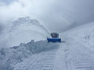 Großglockner Hochalpenstraße Schneeräumung 20. April 2016 02-1.jpg