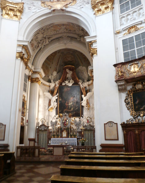 Datei:Kajetanerkirche, Hauptaltar.jpg