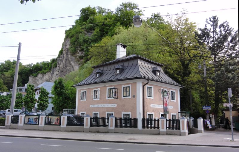 Datei:Neutorstraße 23, Werkstätte Trachten Beurle.JPG