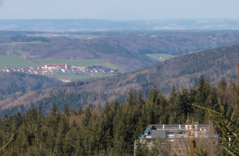 Datei:Sternwarte mit Michaelbeuern.jpg