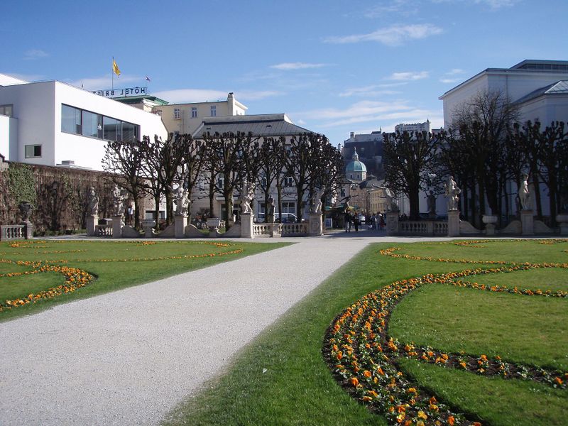 Datei:Frühjahr im Mirabellgarten.jpg