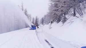 Großglockner Hochalpenstraße Schneeräumung 2021 05.jpg
