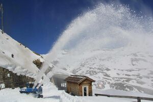 Grossglockner Hochalpenstrasse Schneeraeumung 2013 124.jpg