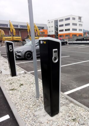 Ominöse Säulen am Parkplatz.jpg