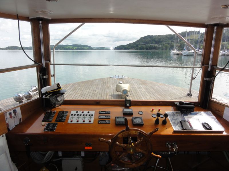 Datei:Steuerstand beim Seenland Fahrgastschiff.jpg