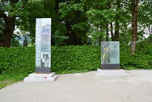 Gedenkstelen links.JPG