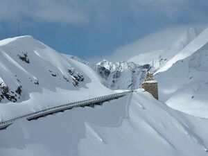 Grossglockner Hochalpenstrasse Schneeraeumung 2013 44.jpg