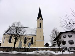Pfarrkiche Piding mit Pfarrhof.jpg