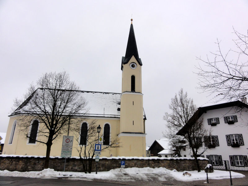 Datei:Pfarrkiche Piding mit Pfarrhof.jpg