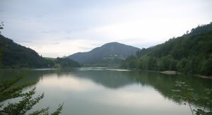 Wiestalsee mit Langer Brücke u. Werkschulheim Felbertal.jpg
