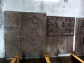 Zahlreiche alte Grabplatten in der Pfarrkirche Tostberg.jpg