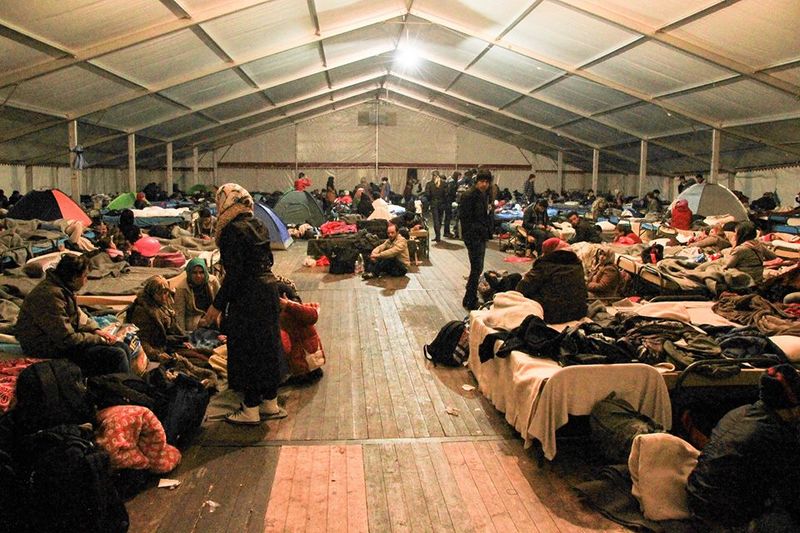Datei:Flüchtlingswelle 2015 Autobahnmeisterei Liefering.jpg