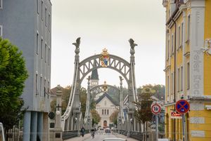 Laufen Länderbrücke Stadtpfarrkirche Oberndorf bei Salzburg.jpg