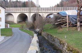 Pfarrhofgrabenbach bei der Westautobahnbrücke.jpg