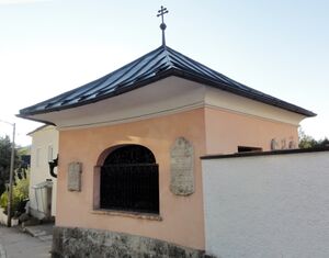 Totenkapelle an der Friedhofsmauer in Gnigl.jpg