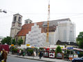 Andräkirche, dz. eingerüstet mit Schrannenmarkt.JPG
