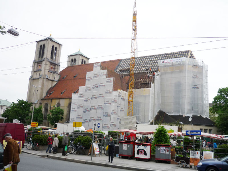 Datei:Andräkirche, dz. eingerüstet mit Schrannenmarkt.JPG