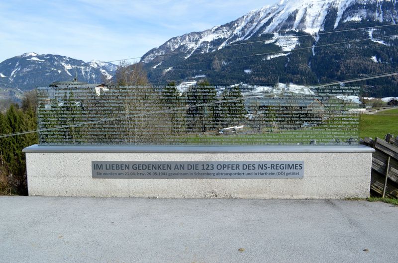 Datei:Friedensoase Schernberg Gedenktafel bearbeitet-1.jpg