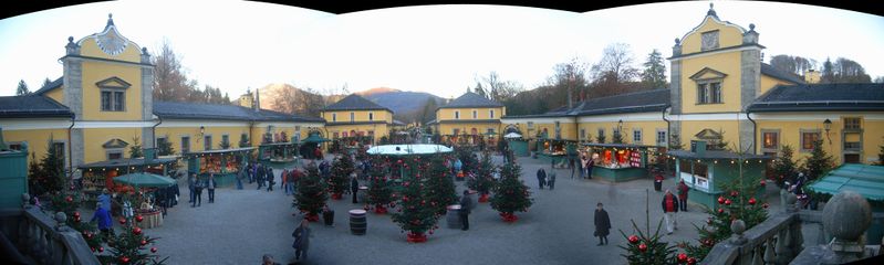 Datei:Hellbrunner Adventmarkt-Pano 2009 Pano.jpg