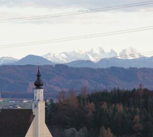 Pfarrkirche mit Dachstein.JPG