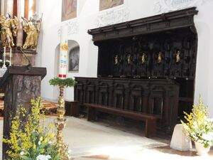 Rechtes Chorgestühl in der Stiftskirche Mattsee.jpg