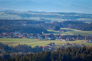 Schleedorf mit Pfarrkirche.jpg
