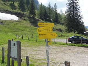 Wegweiser bei der Wetzlerhütte.jpg