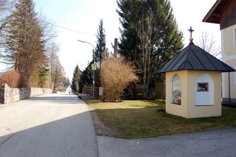 Datei:Kapellenweg mit der Mayrhauserkapelle.jpg