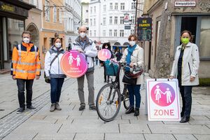 Linzer Gasse Fußgängerzone Aktion Schaut aufeinander 2021 03.jpg