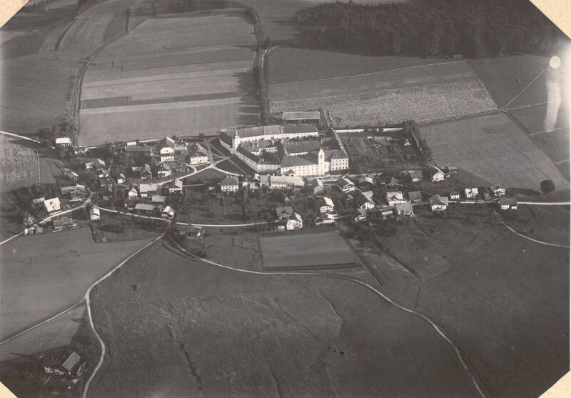 Datei:Michaelbeuern mit Benediktinerabtei 1930.jpg